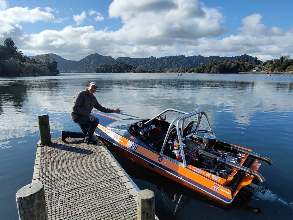 9 21.7.10_Ro Lake Okarika 540 PS Boot.jpg